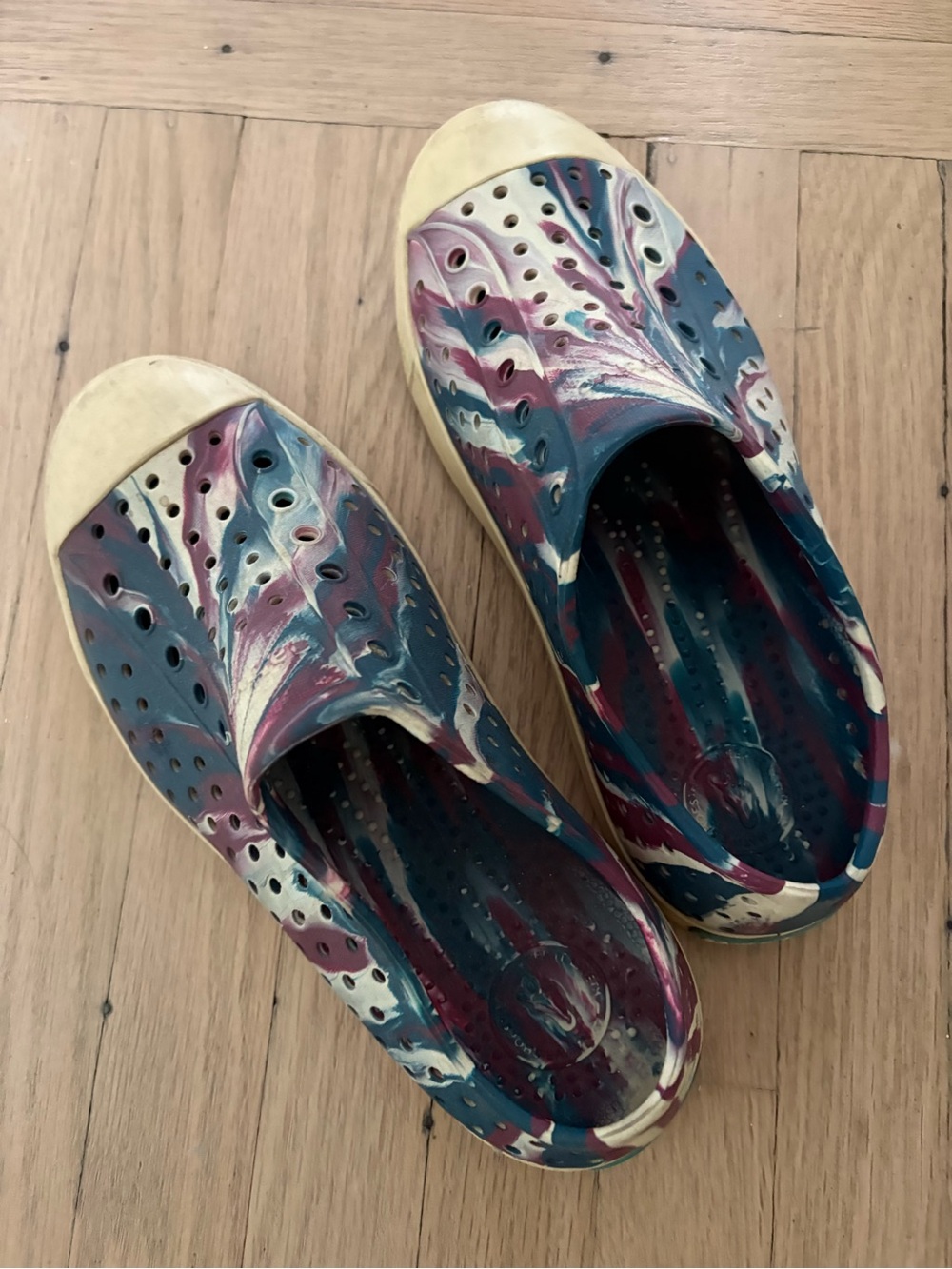 Native Kids Slip-On Sandals in Blue, Maroon & Cream Swirl